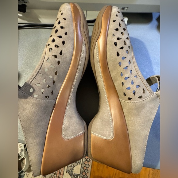 Rialto Women’s Size 11 Vienna Clogs Tan Mary Janes Wedge Heels Perforated - Picture 9 of 12